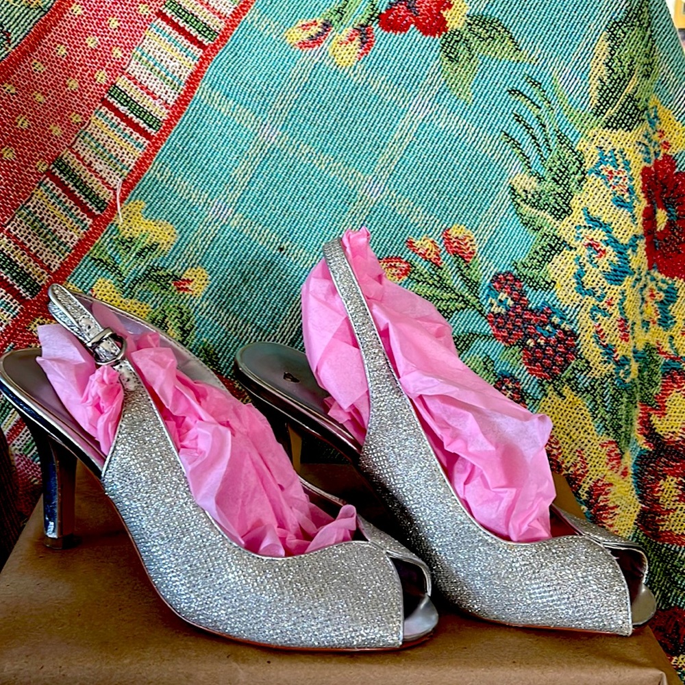 MOOTSIE TOOTSIE SPARKLE SPARKLE SPARKLE! Great prom shoe!